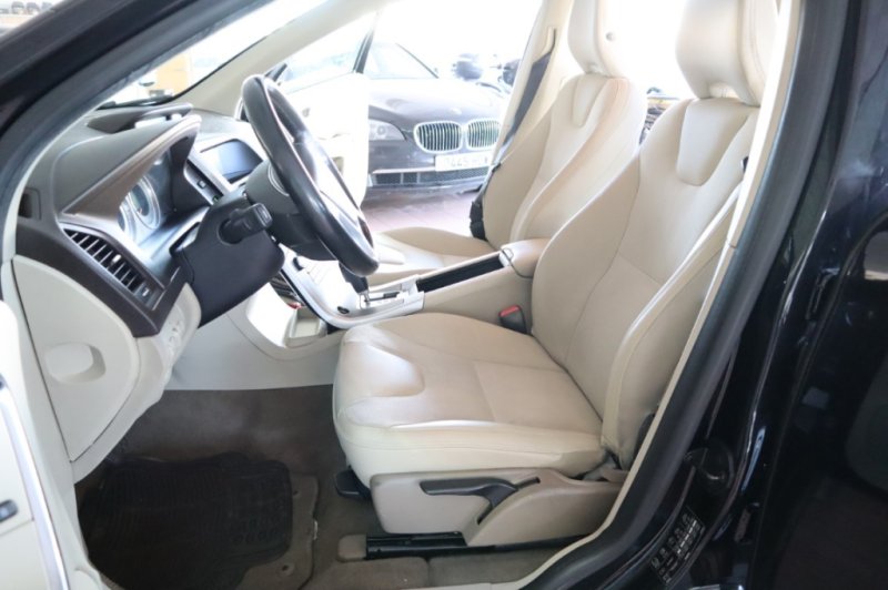 VOLVO XC-60 2.4 TURBO DIESEL D5 MOMENTUM AUT