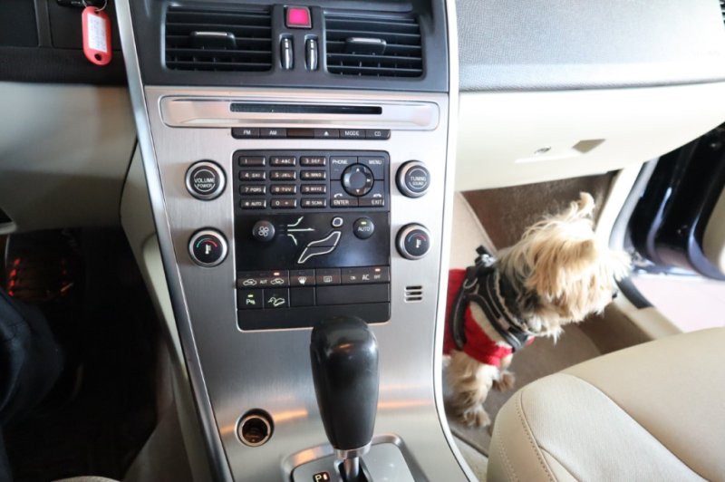 VOLVO XC-60 2.4 TURBO DIESEL D5 MOMENTUM AUT