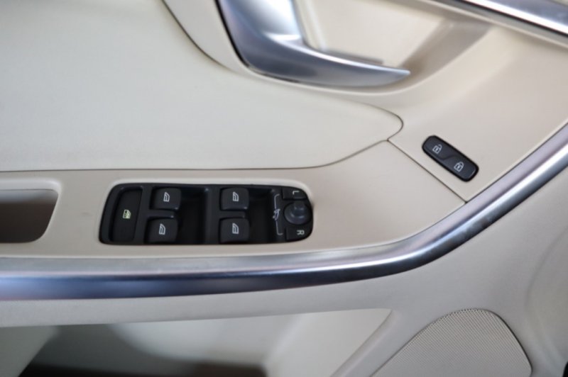 VOLVO XC-60 2.4 TURBO DIESEL D5 MOMENTUM AUT