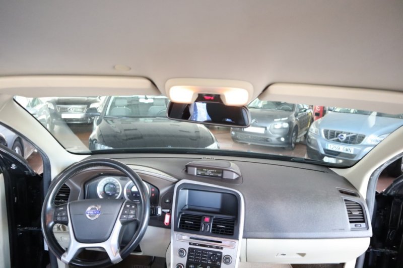 VOLVO XC-60 2.4 TURBO DIESEL D5 MOMENTUM AUT