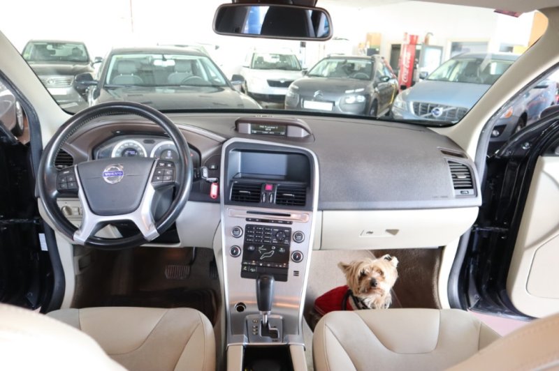 VOLVO XC-60 2.4 TURBO DIESEL D5 MOMENTUM AUT