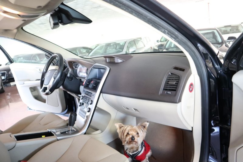 VOLVO XC-60 2.4 TURBO DIESEL D5 MOMENTUM AUT