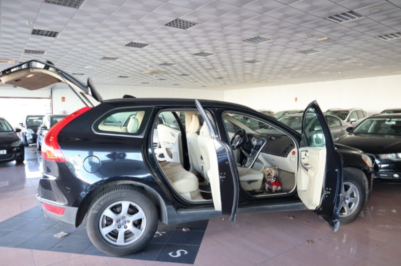 VOLVO XC-60 2.4 TURBO DIESEL D5 MOMENTUM AUT