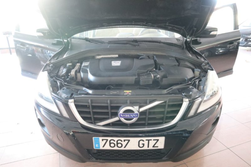 VOLVO XC-60 2.4 TURBO DIESEL D5 MOMENTUM AUT