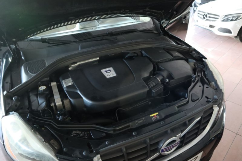 VOLVO XC-60 2.4 TURBO DIESEL D5 MOMENTUM AUT