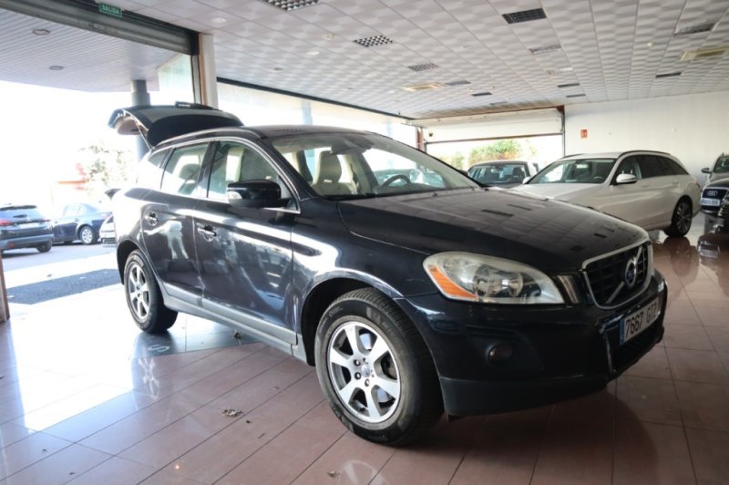 VOLVO XC-60 2.4 TURBO DIESEL D5 MOMENTUM AUT