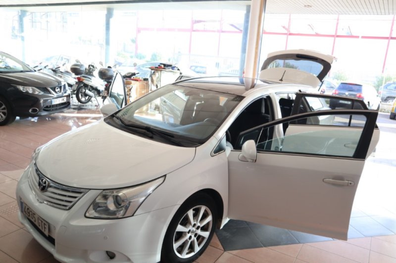 TOYOTA AVENSIS 2.200 D4D TURBO DIESEL
