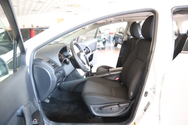 TOYOTA AVENSIS 2.200 D4D TURBO DIESEL