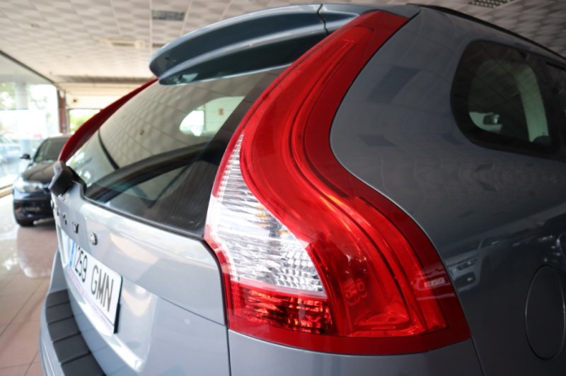 VOLVO XC-60 2400 TURBO DIESEL DE 163 CV Y 6 VELOCID.