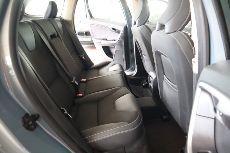 VOLVO XC-60 2400 TURBO DIESEL DE 163 CV Y 6 VELOCID.