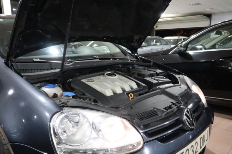 VOLKSWAGEN GOLF 1.900 TDI DE 105V CV CON 5 PUERTAS