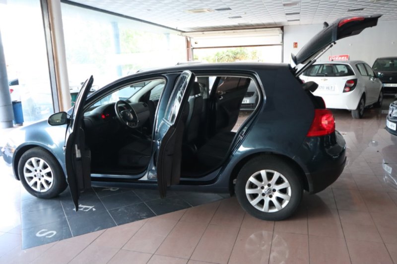 VOLKSWAGEN GOLF 1.900 TDI DE 105V CV CON 5 PUERTAS
