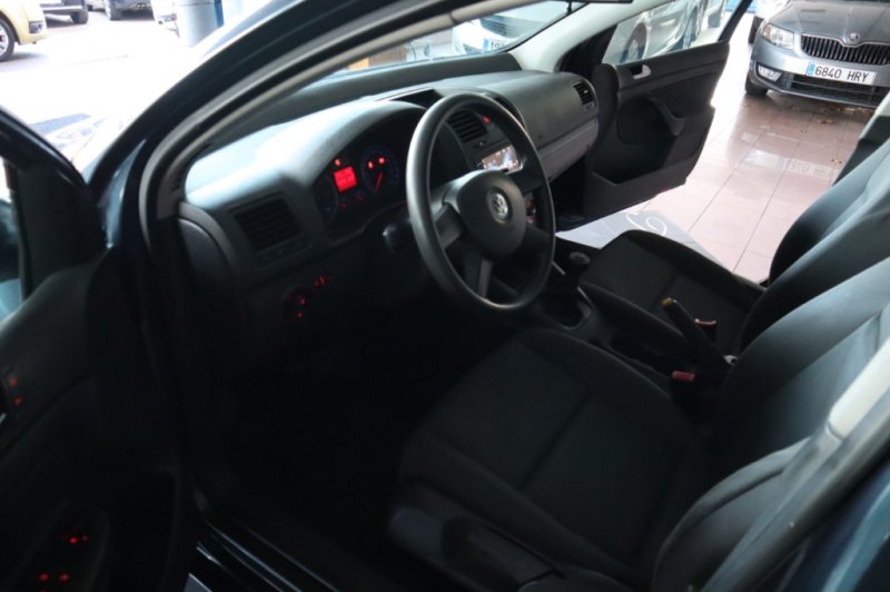 VOLKSWAGEN GOLF 1.900 TDI DE 105V CV CON 5 PUERTAS