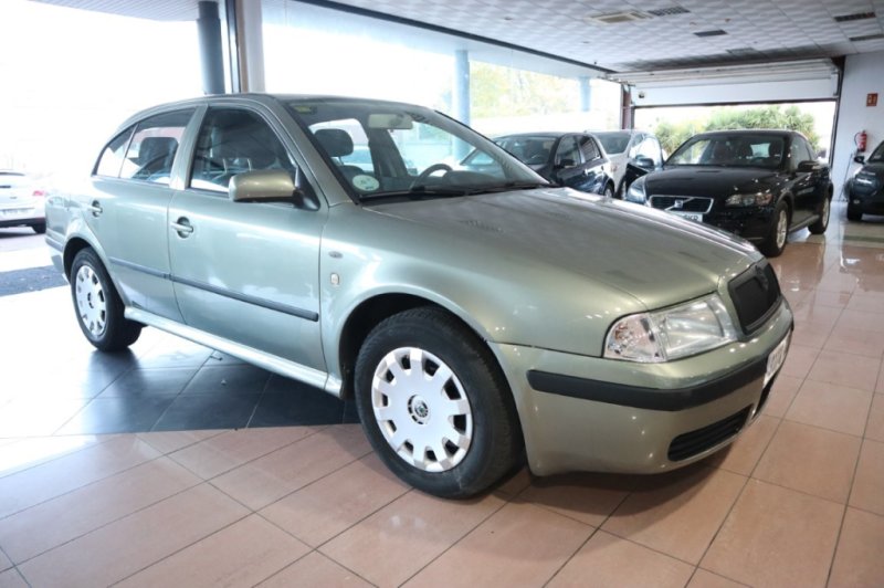 SKODA OCTAVIA 1600 INYECCION DE GASOLINA DE 102 CV