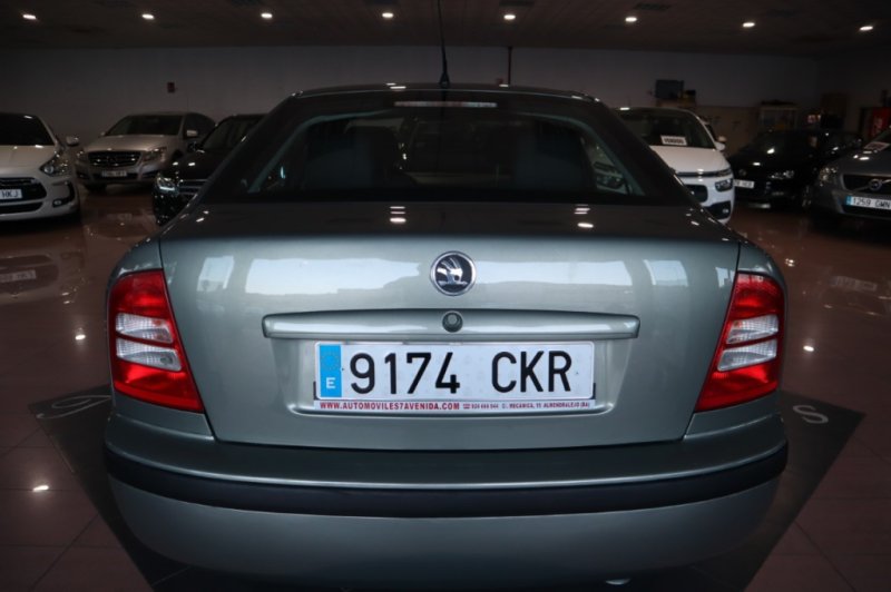 SKODA OCTAVIA 1600 INYECCION DE GASOLINA DE 102 CV