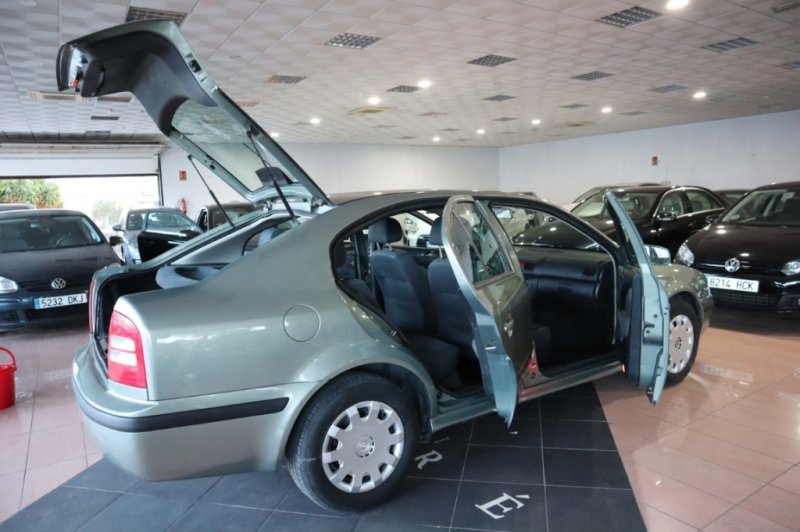 SKODA OCTAVIA 1600 INYECCION DE GASOLINA DE 102 CV