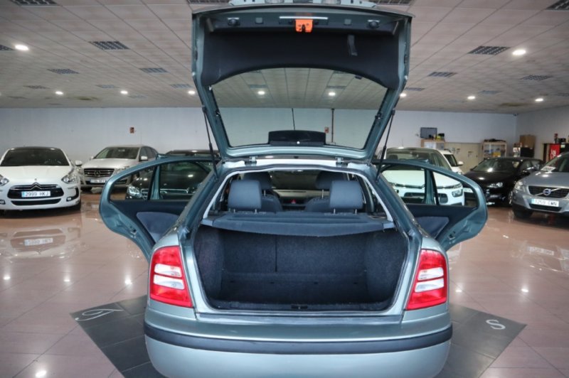 SKODA OCTAVIA 1600 INYECCION DE GASOLINA DE 102 CV