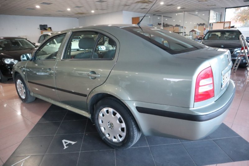 SKODA OCTAVIA 1600 INYECCION DE GASOLINA DE 102 CV