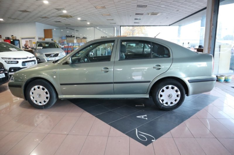 SKODA OCTAVIA 1600 INYECCION DE GASOLINA DE 102 CV