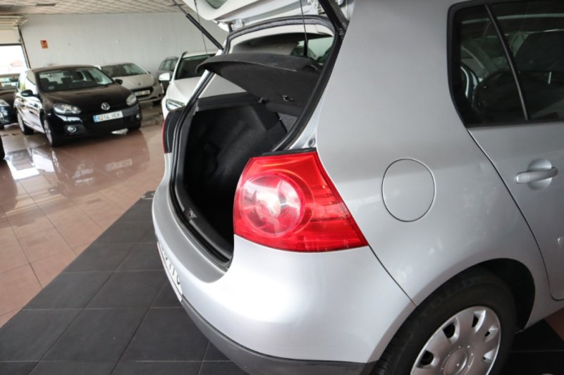VOLKSWAGEN GOLF 1900 TDI DE 105 CV CON 5 PUERTAS