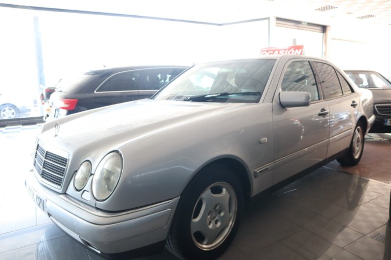 MERCEDES-BENZ E 300 TURBO DIESEL DE 177 CV AUT