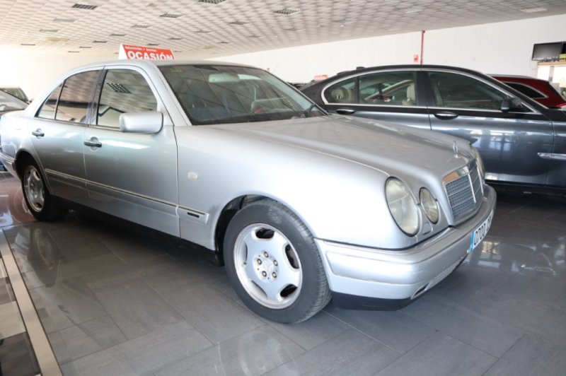MERCEDES-BENZ E 300 TURBO DIESEL DE 177 CV AUT
