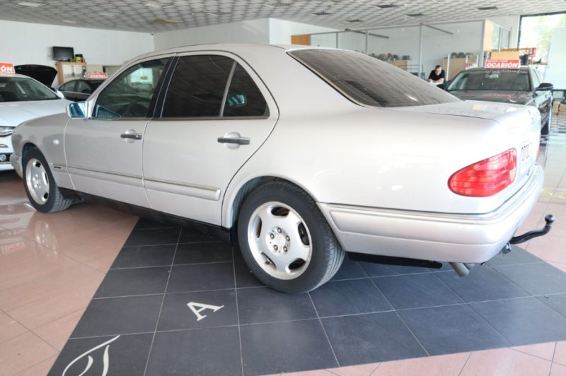 MERCEDES-BENZ E 300 TURBO DIESEL DE 177 CV AUT