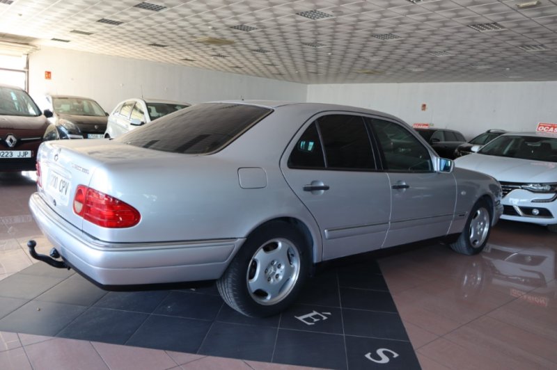 MERCEDES-BENZ E 300 TURBO DIESEL DE 177 CV AUT