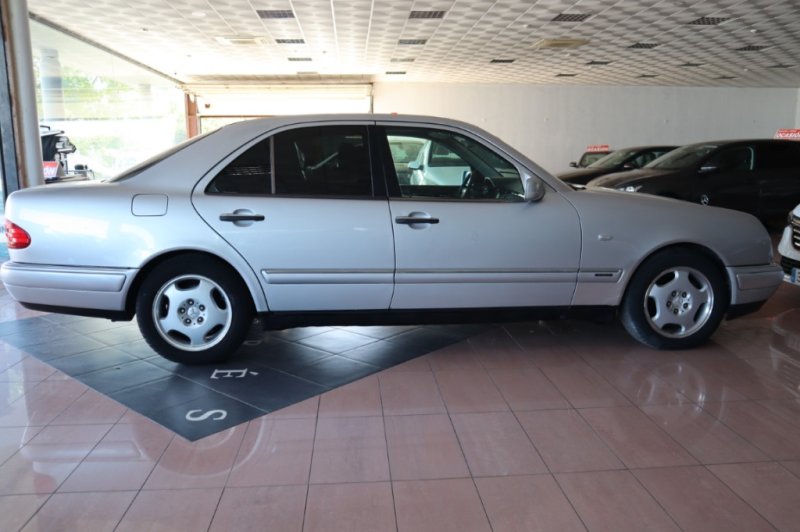 MERCEDES-BENZ E 300 TURBO DIESEL DE 177 CV AUT