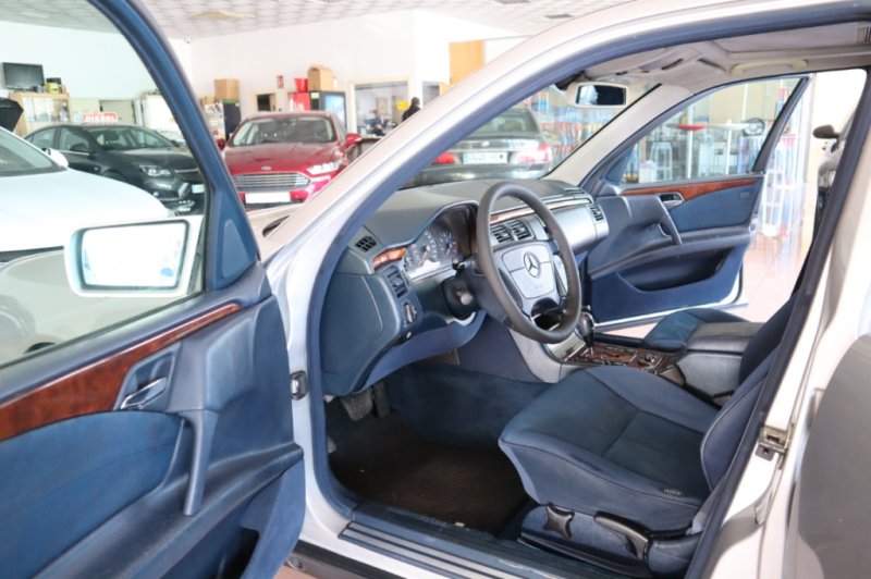 MERCEDES-BENZ E 300 TURBO DIESEL DE 177 CV AUT