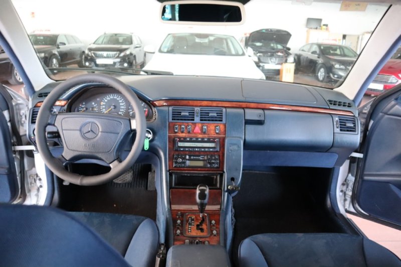 MERCEDES-BENZ E 300 TURBO DIESEL DE 177 CV AUT