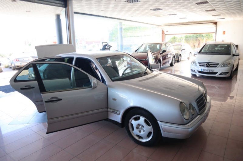 MERCEDES-BENZ E 300 TURBO DIESEL DE 177 CV AUT