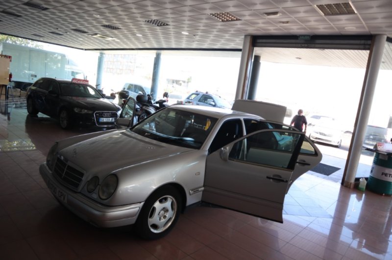 MERCEDES-BENZ E 300 TURBO DIESEL DE 177 CV AUT